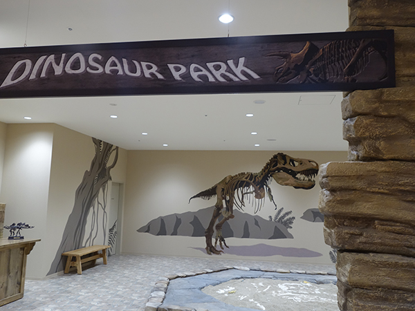 化石を発見する気分を味わえる「Dinosaur Park」などインテリアも楽しい