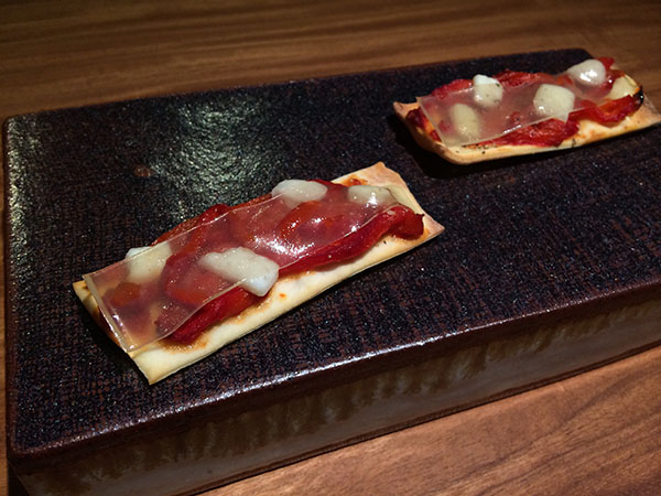 主菜の１皿目は帆立貝・イベリコ豚首肉の生ハムのカルパッチョ アーモンドビネガー風味。上にぺろんとのっかっているのがビネガーのゼリーです