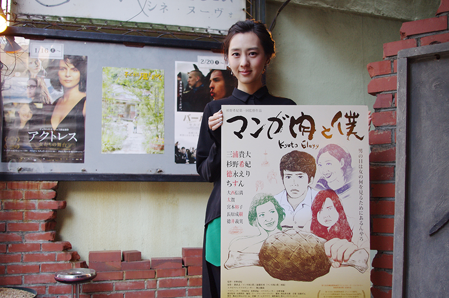 杉野希妃監督、映画のポスターとともに