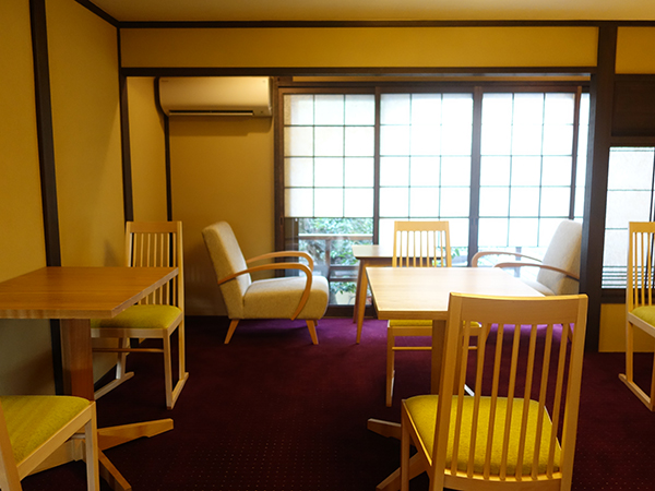 和紙や土壁など日本に伝わる素材を取り入れた落ち着きの空間にはカフェスペース