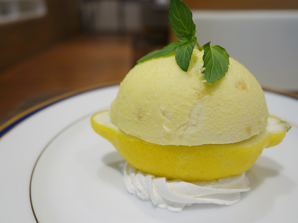 レモンゼリー、スポンジケーキ、レモンサワークリームが層になっている檸檬ケーキ700円