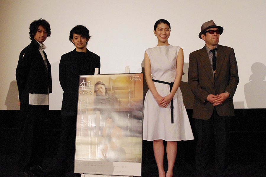 舞台挨拶に登場した斎藤工、池松壮亮、成海璃子、矢崎仁司監督(左より)