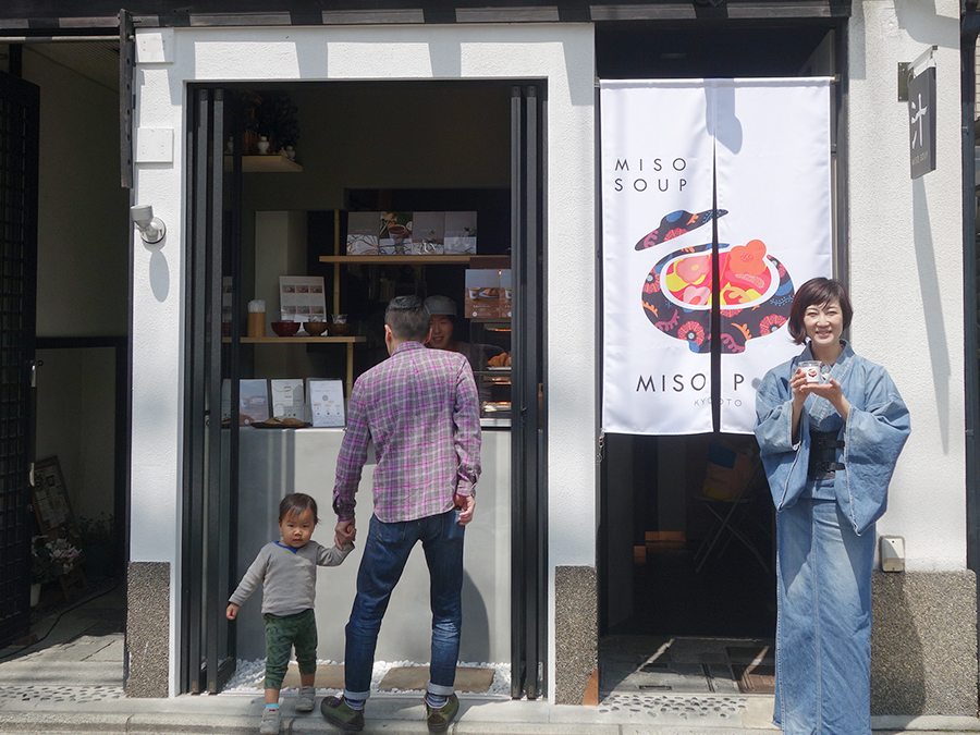 3坪の小さなお店、右側が床さん。野菜嫌いの子どもも喜んで食してくれるそう