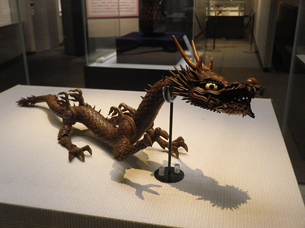穐山竹林斎「龍自在置物(黒龍)」大正〜昭和初期 清水三年坂美術館蔵 ※「同(白龍)大阪歴史博物館蔵とそろって展示