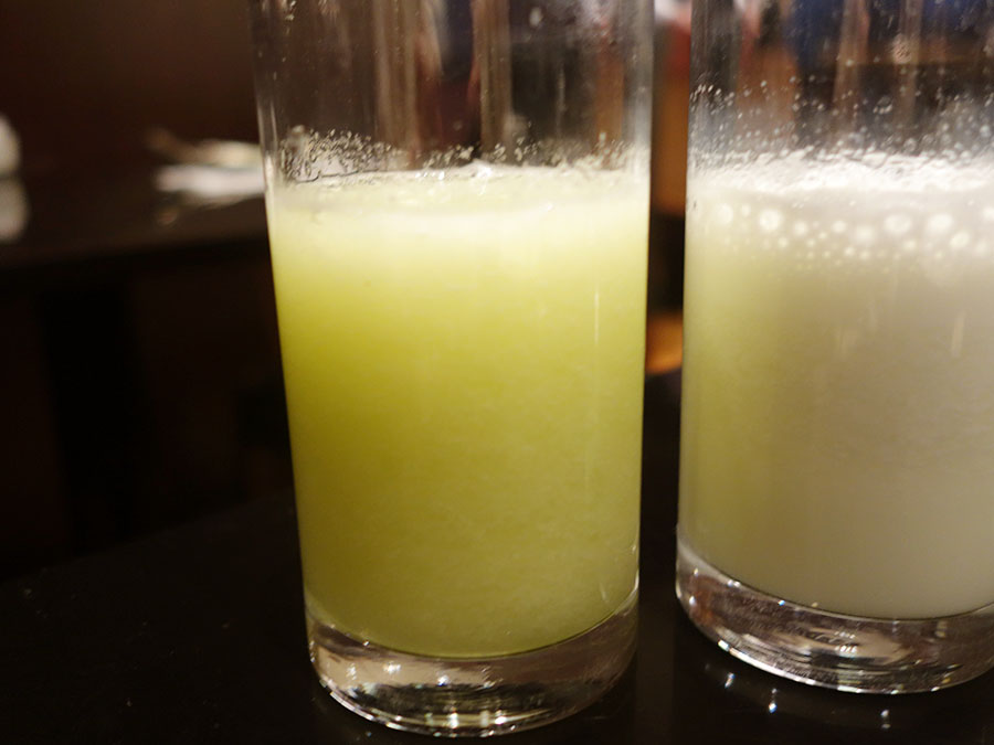 ハチミツを加えたジュースは2種。左からハニーメロンジュース、ハニーメロンスムージー
