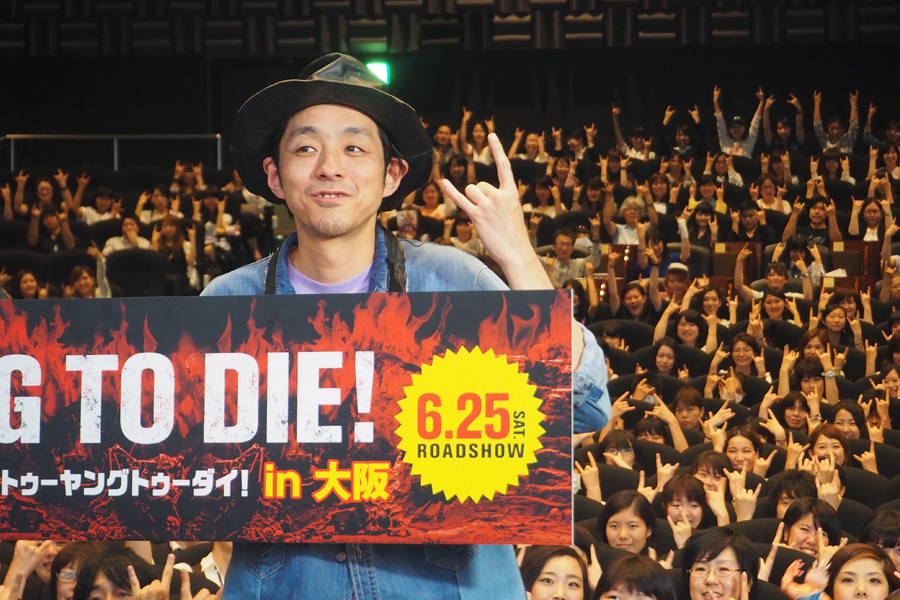 HELL(地獄)の頭文字「H」を表したHELLポーズで観客と記念撮影