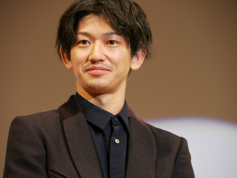 プライベートでもバイク好きだという瑛太