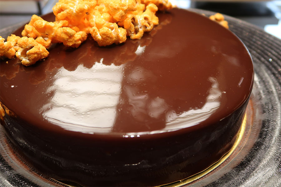オレンジチョコレートのポップコーンを合わせたチョコレートムースケーキ。やわらかなムースとの食感のコントラストが楽しい一品
