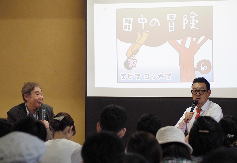 元・立誠小学校でおこなわれたトークショー(左が蛭子能収、右が進行役の清水圭)