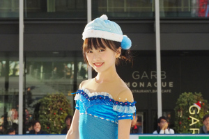 冬っぽいかわいらしい衣装で演技を披露した本田望結ちゃん（25日・うめきた広場）