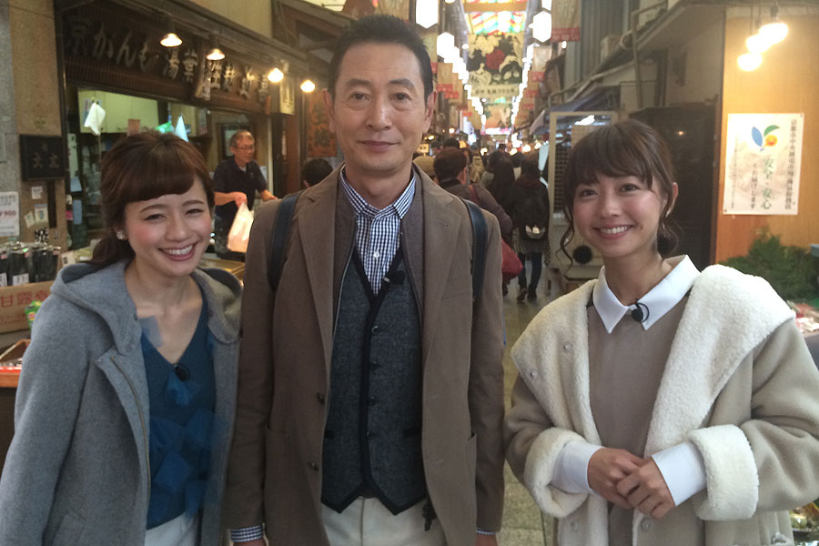 otonatabi_1 | Lmaga.jp 旅番組『おとな旅あるき旅』のレギュラー陣。右からタレントの小塚舞子、俳優・三田村邦彦、鉄道好きタレントの斉藤雪乃