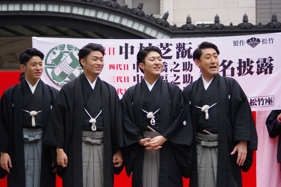 右より八代目中村芝翫、四代目中村橋之助、三代目中村福之助、四代目中村歌之助(20日、大阪・難波)