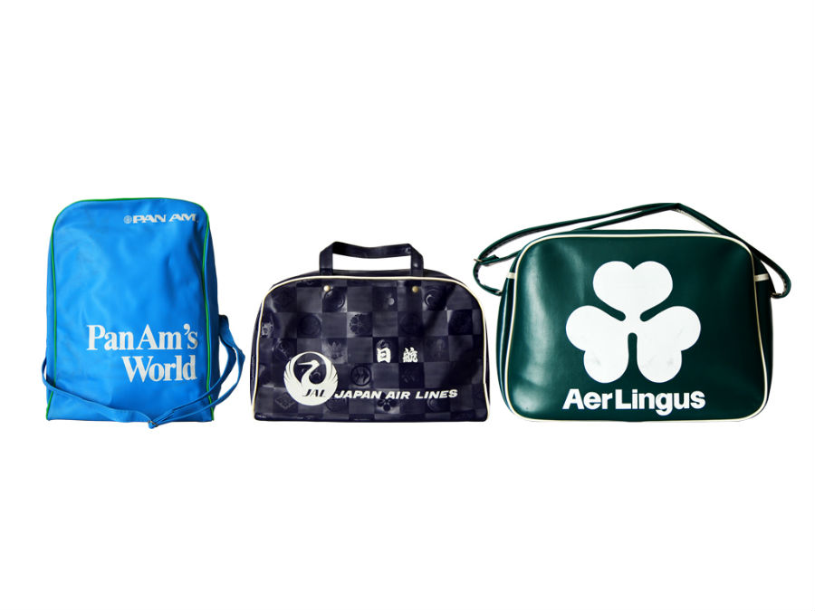 航空会社のロゴが入ったバッグ