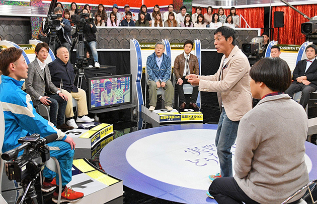 レース中に他艇が顔面に激突したという、ボートレーサー江崎の話を聞くさんま(毎日放送『痛快!明石家電視台』)