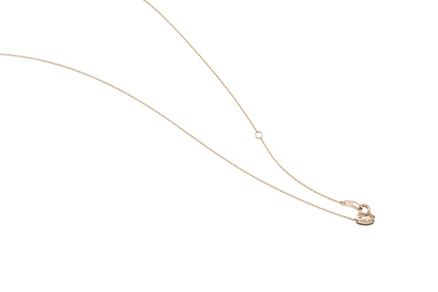 オリジナルのネームネックレスやブレスレットのチェーンには、イニシャルを刻印したプレートも