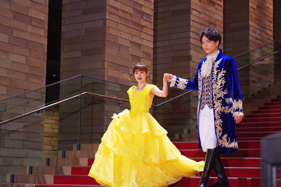 映画のワンシーンのような登場をした、黄色いドレスの昆夏美と青いタキシードの山崎育三郎。（17日、フェスティバルホール）