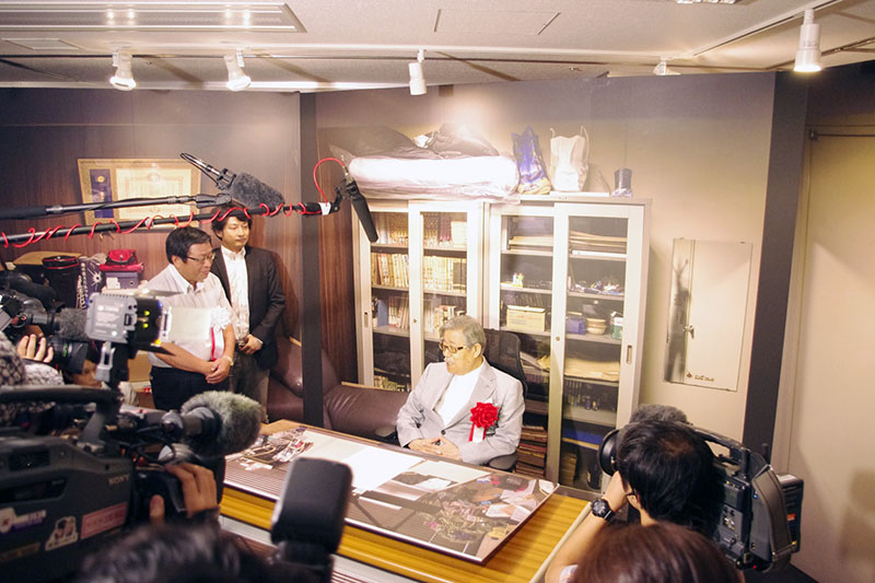 「堺市立文化館ギャラリー」（堺市堺区）で会見をおこなう、劇画作家のさいとう・たかをさん（2014年8月撮影）