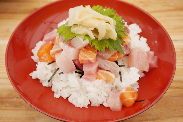 旬の魚を特製ダレにくぐらせ、酢飯の上にのせた「ぶっかけ漁師丼」（900円）