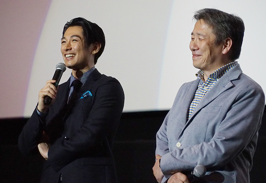 映画『結婚』の舞台挨拶に登場したディーン・フジオカ（左）と西谷真一監督（１３日・大阪市内）