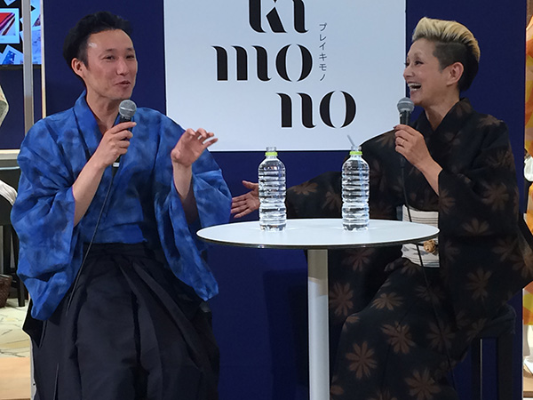ファッションデザイナー・串野真也（左）と夏木マリ