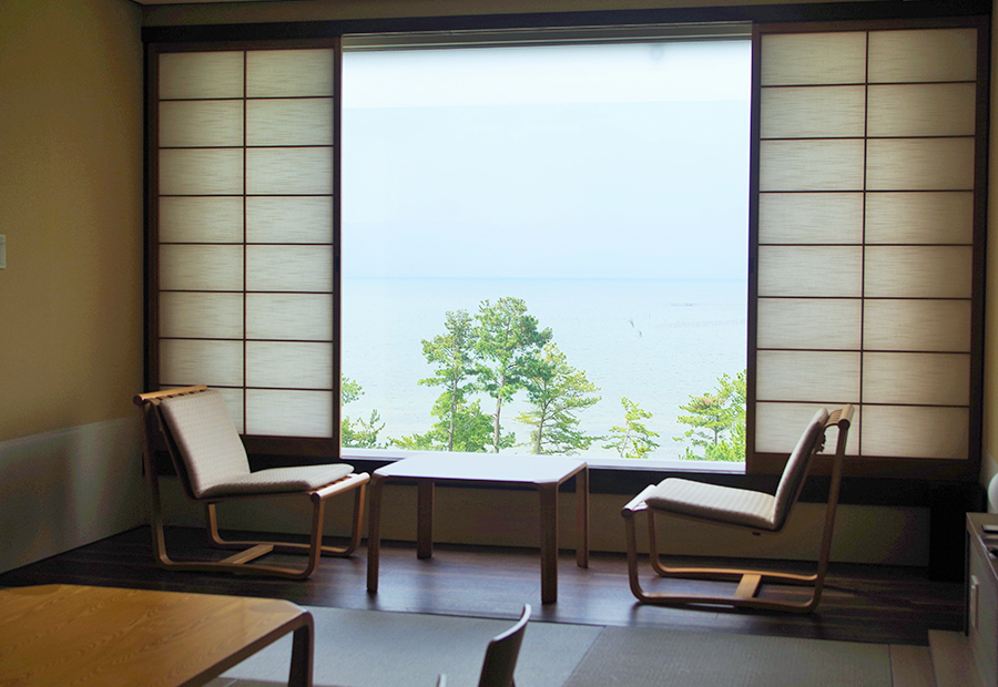 襖越しの大きな窓から松と琵琶湖が眺められる和室はまるで屏風絵（琵琶湖マリオット）