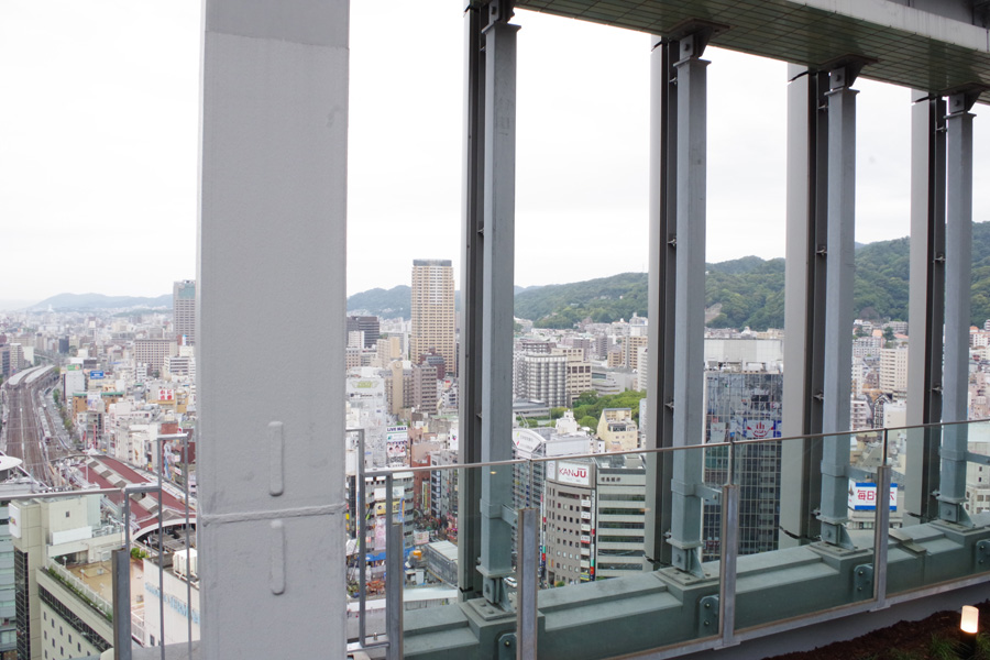 屋上の「スカイデッキ」からは神戸の街並みを望むことができる