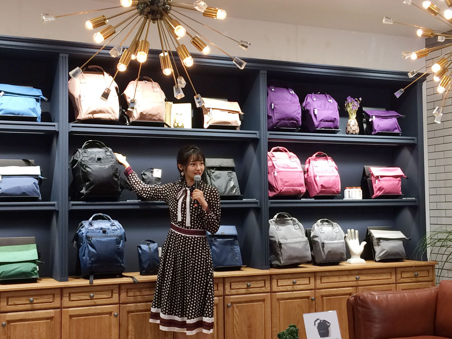 翔くんのためにバッグを選ぶさえぴぃ。大阪・心斎橋の「anelloグローバル旗艦店店」にはバリエーション豊富な形、色のバッグがそろう