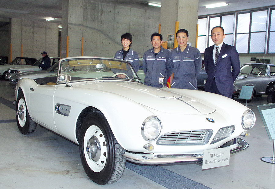 「エルベオート」の兼松博さん（右から２番目）。エルビスプレスリーも乗っていたBMW 507ロードスター。生産台数252台、評価額約1億8000万円