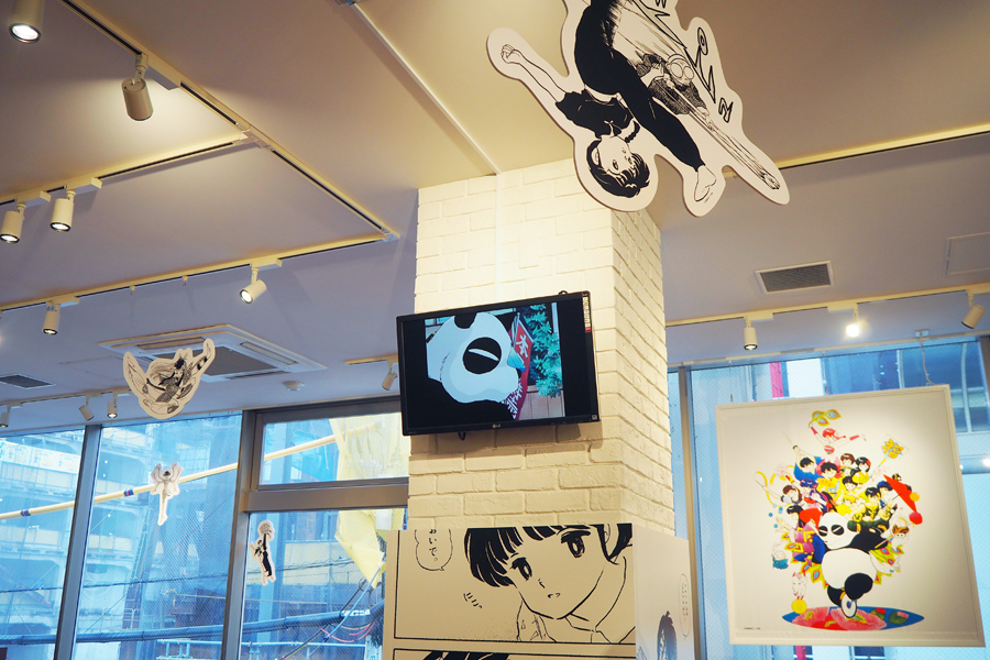 店内にはキャラクターや印象的なシーンのポップで壁面を装飾。アニメのサントラがBGMとして流れている