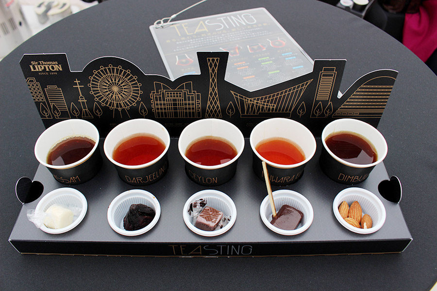 紅茶の色（水色）や香り、味の違いを楽しめる「TEASTING」。羊羹と紅茶の相性の良さに驚く人が多かった（８日・神戸市内）