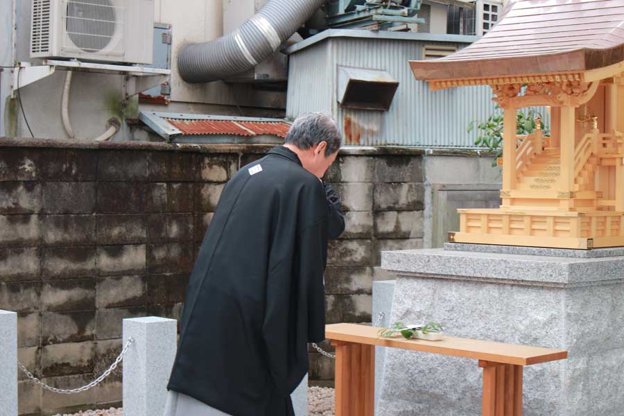 2017年11月に大阪天満宮の境内に建立されたばかり、『上方落語四天王』ら先人が祀られる「高坐招魂社」でも参拝