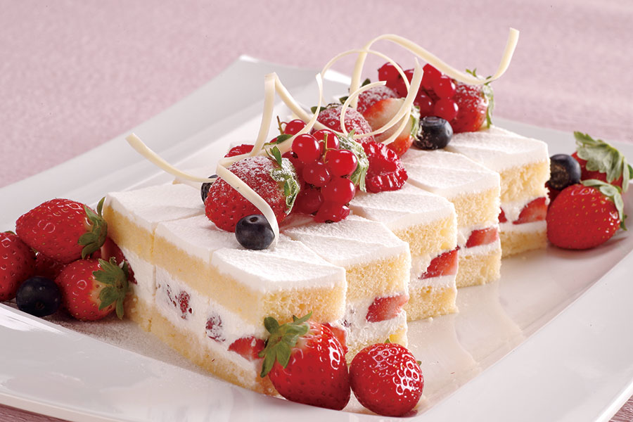 いちごのショートケーキ、ロールケーキのほか、ウェルカムドリンクとして、いちごのノンアルコールドリンクも登場予定