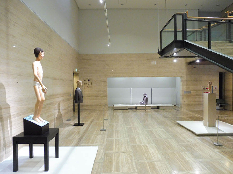 「唐代胡人俑」と同時開催されている「いまを表現する人間像」の展示風景