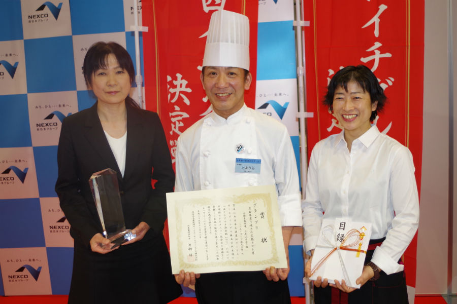 料理を担当した同社の豊橋光彦さん(センター)らグランプリを受賞したシンエーフーヅのスタッフ