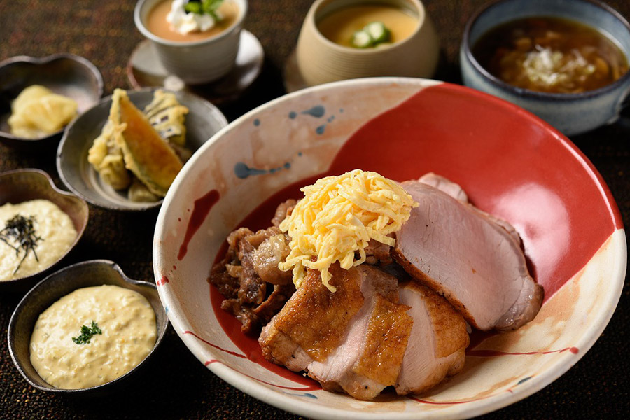 関西ブロック代表の西紀SA（下）「丹波ご当地肉“三種”揃いぶみ丼」