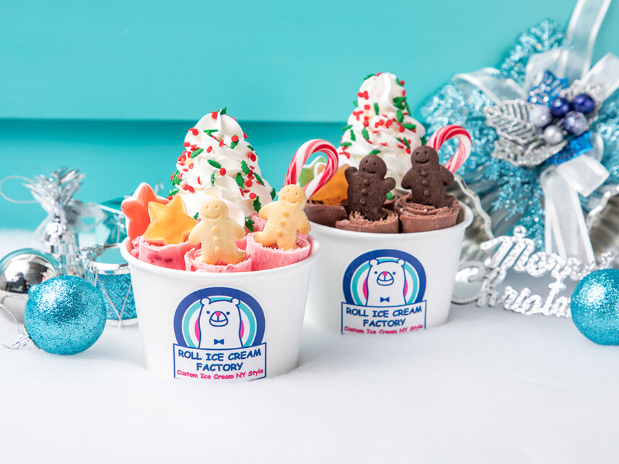 「ROLL ICE CREAM FACTORY道頓堀店」のクリスマス限定アイス。左からHoliday Strawberry、Holiday Chocolate、共に780円