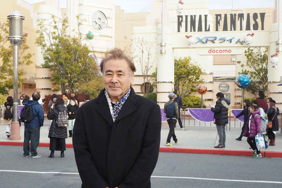 『ファイナルファンタジー XRライド』の前で取材を受ける天野喜孝氏(18日、ユニバーサル・スタジオ・ジャパン)
