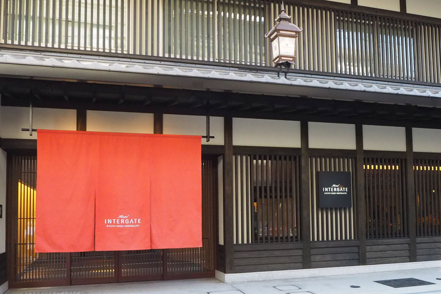阪急「烏丸」駅、地下鉄「四条」駅から徒歩５分、格子が印象的な外観の「ホテルインターゲート京都 四条新町」