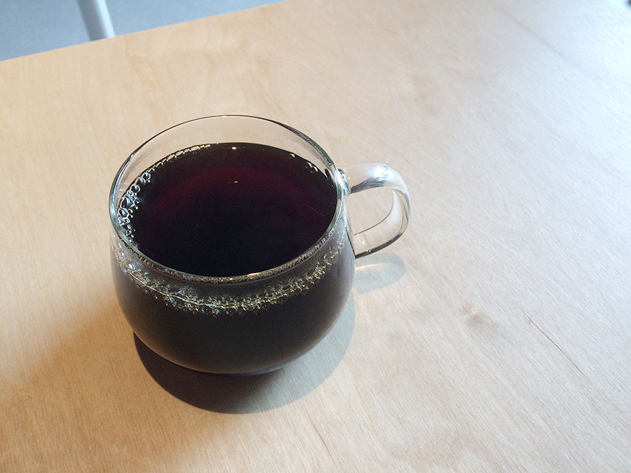 店内でいただくドリップコーヒーは、透明のカップに注がれる。量もたっぷり
