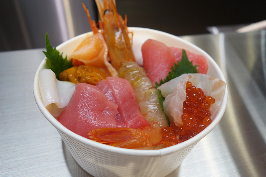 鮮魚コーナーにある海鮮丼は、自分好みにアレンジできる