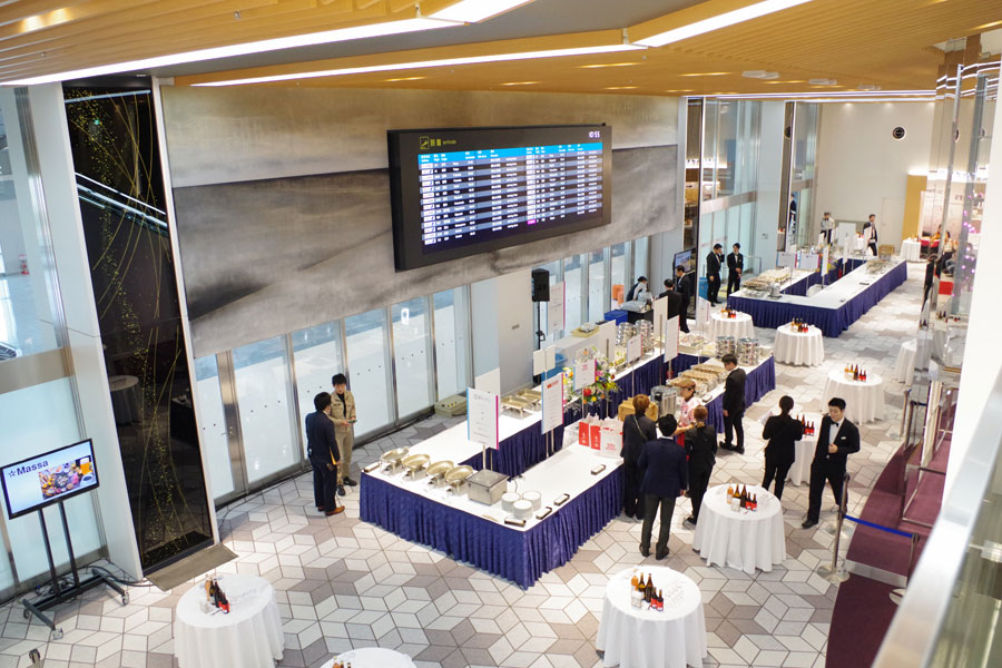 「大阪国際空港」先行オープン・関係者内覧会の準備に追われるターミナルの中央エリア