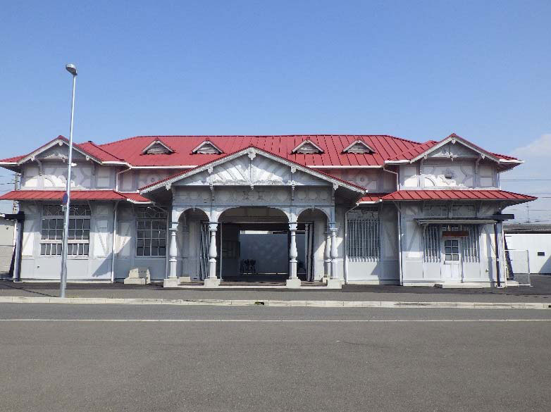 元の場所から移動し、高架工事が終わるまで保存活用される浜寺公園駅旧駅舎