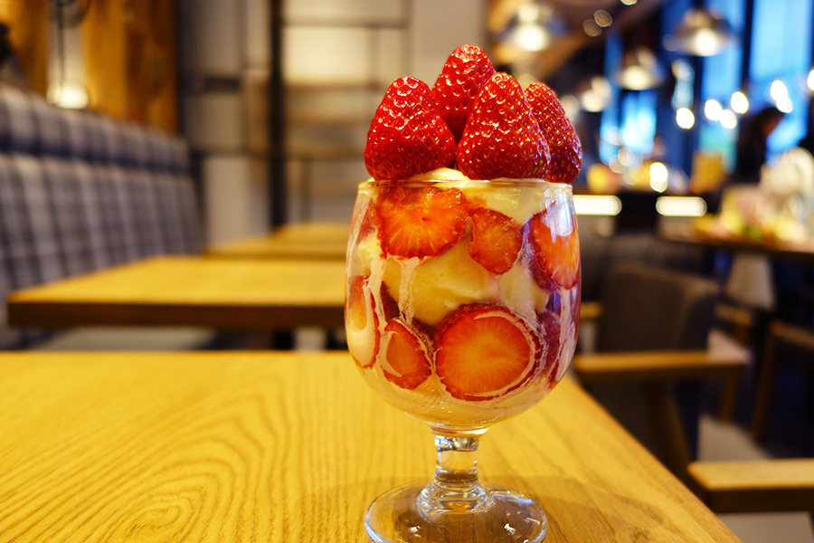 アイスクリーム、カスタードと山盛りのいちご！　苺アルプス1200円は通年メニュー