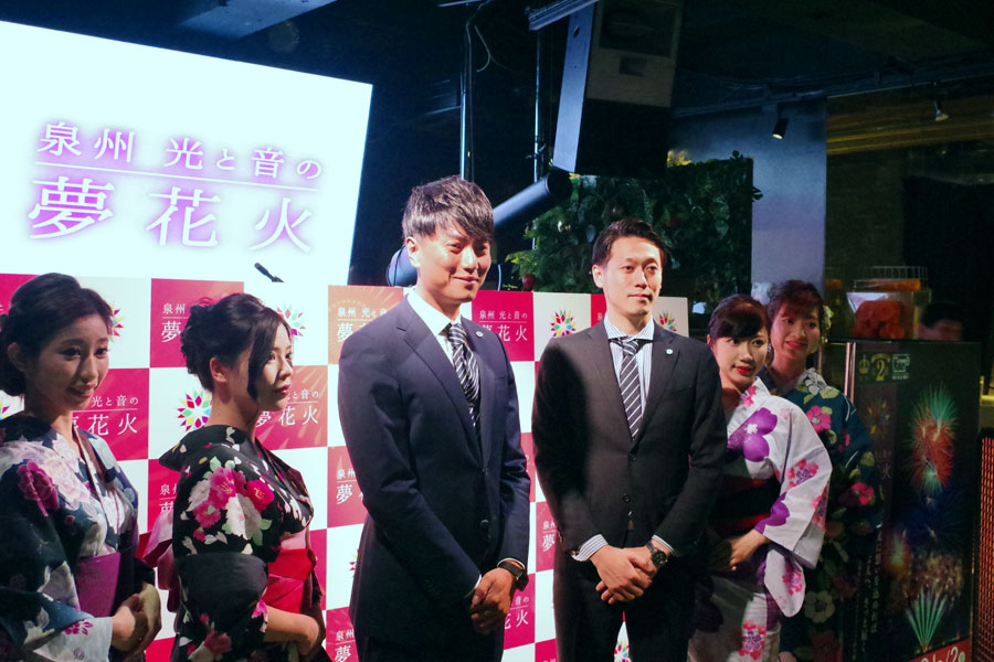 大付実行委員長(センター左)と平岡代表(同右)