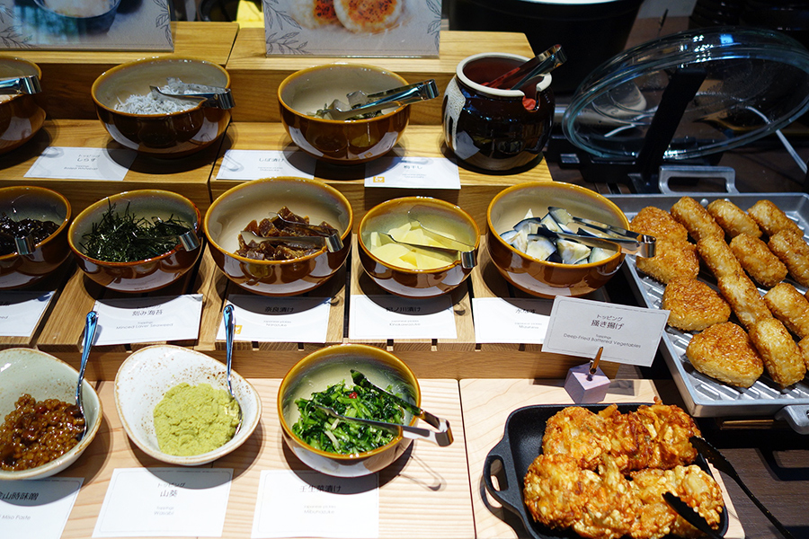 モーニングの和食コーナーでは、焼きおにぎりの茶漬けコーナーも