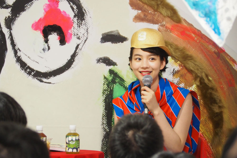 【個展/トークショー】のんがお茶会!100人のファンと交流 https://www.lmaga.jp/wp-content/uploads/2018/06/kiba12-768x512.jpg
