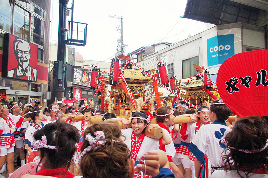 大阪 天神祭名物 ギャルみこしが巡行 Lmaga Jp