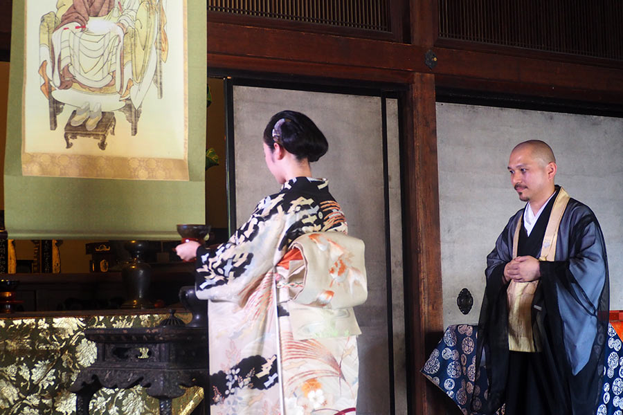 「建仁寺」で献茶式をおこなった女優の黒木華（３１日・京都市内）