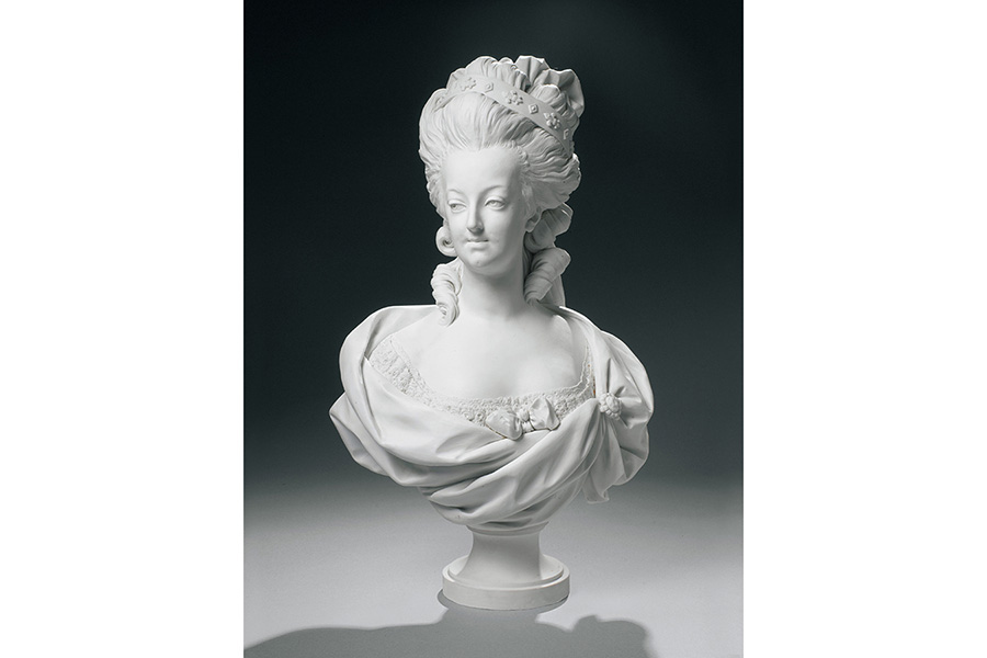 セーヴル王立磁器製作所　ルイ＝シモン・ボワゾの原作に基づく《フランス王妃マリー＝アントワネットの胸像》1782年　Photo © Musée du Louvre, Dist. RMN-Grand Palais / Peter Harholdt /distributed by AMF-DNPartcom