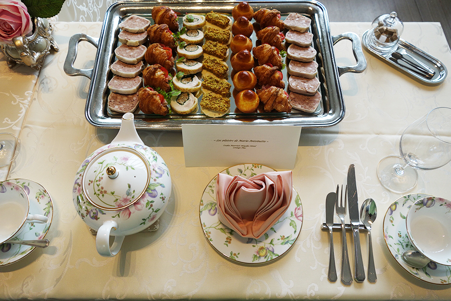 美しいテーブルセット、木の実を纏ったフォアグラムース、パテ ド カンパーニュ、プティクロワッサンジャンボン、チキンガランティーヌ ジロル茸の香り